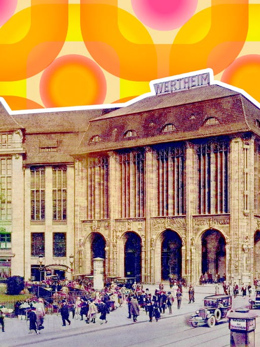Das ehemalige Kaufhaus Wertheim in Berlin ist zu sehen. Die Fassade erinnert an eine Kathedrale: Hohe Rundbögen und gotische Säulen. Die Filiale ist ausgeschnitten und vor einen Hintergrund gelegt, der an eine Retro-Tapete aus den 70ern erinnert.