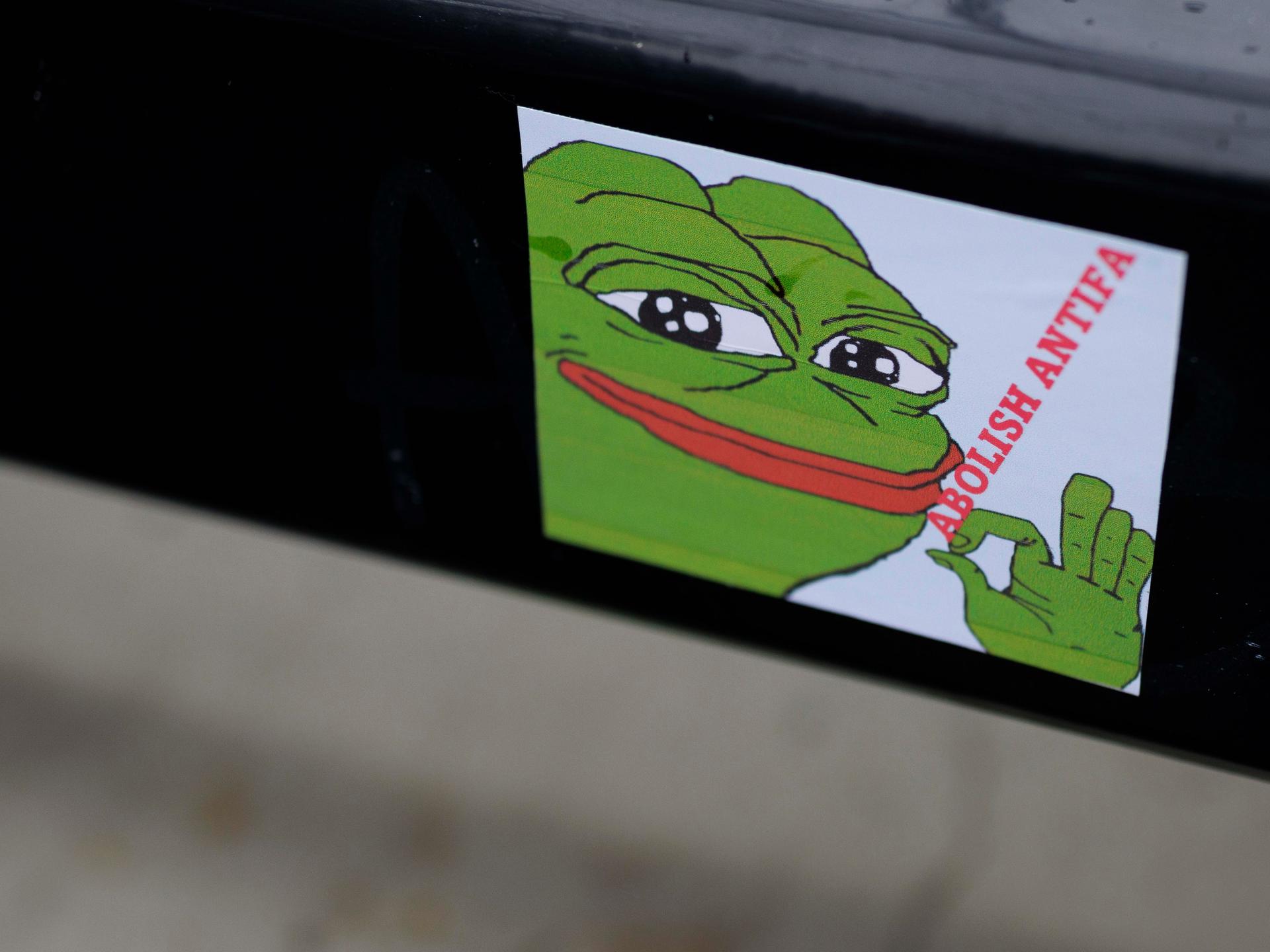 Ein Sticker zeigt das rechte Internetmeme 'Pepe the Frog' und die Aufschrift "Abolish Antifa"