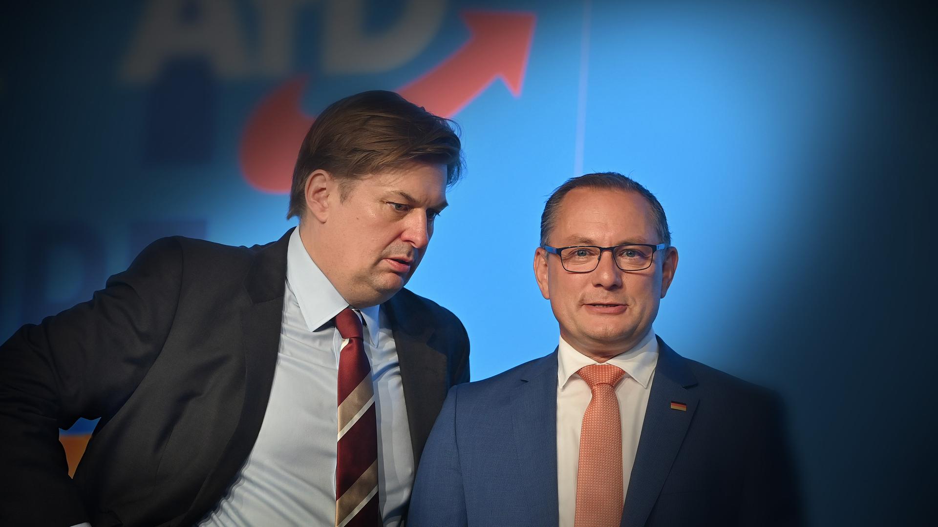 Tino Chrupalla schaut in die Kamera, Krah schaut zu Chrupalla
