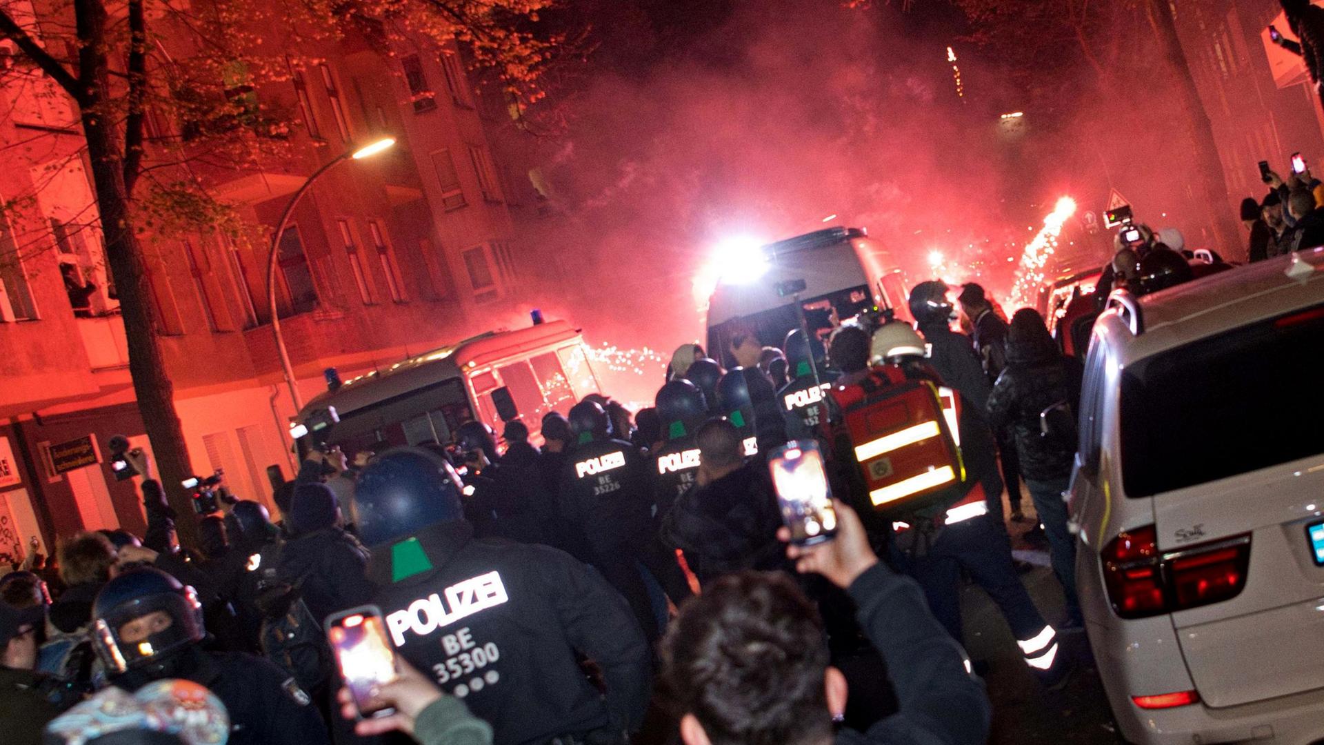 Berlin: Teilnehmer einer verbotenen Pro-Palästina-Demonstration zünden in der Nähe der Sonnenallee im Bezirk Neukölln Pyrotechnik.