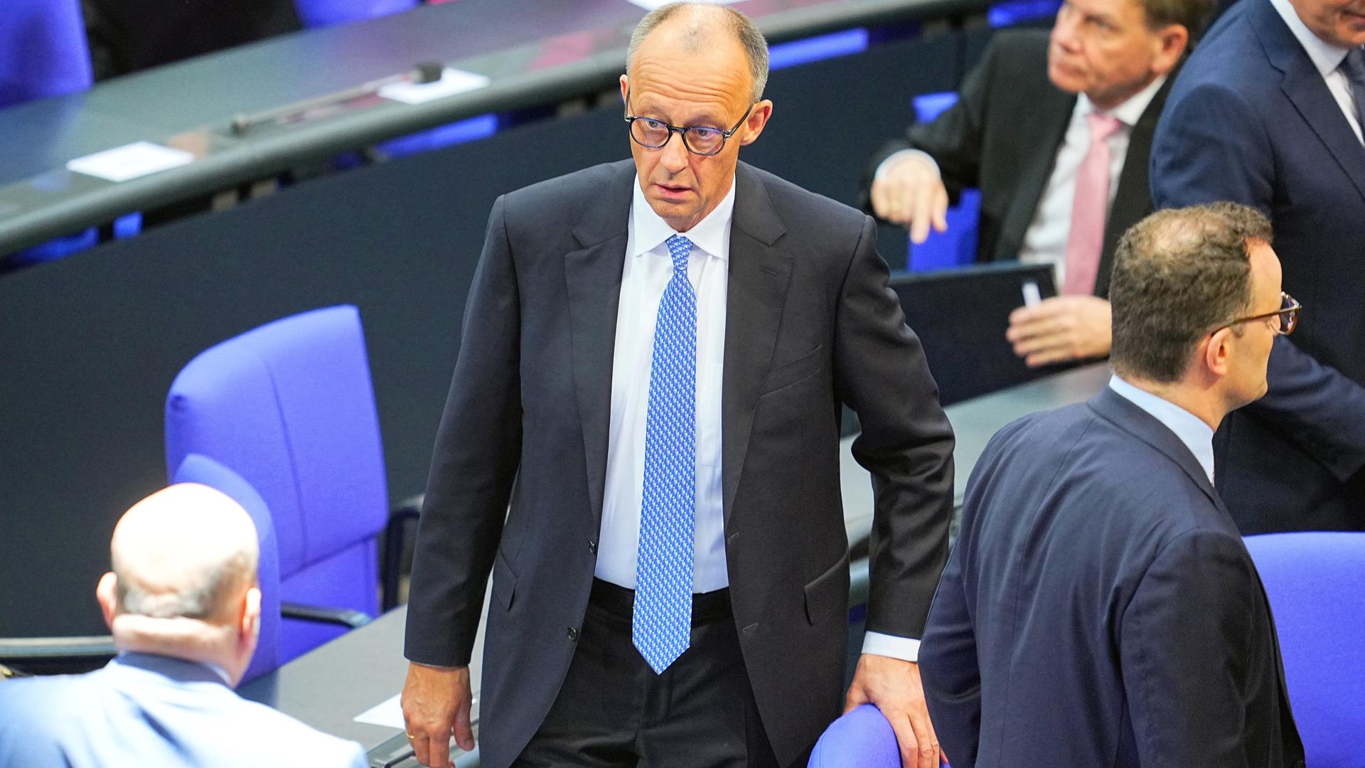 Der designierte Bundeskanzler Friedrich Merz (CDU, M) reagiert im Bundestag bei der Kanzlerwahl. 