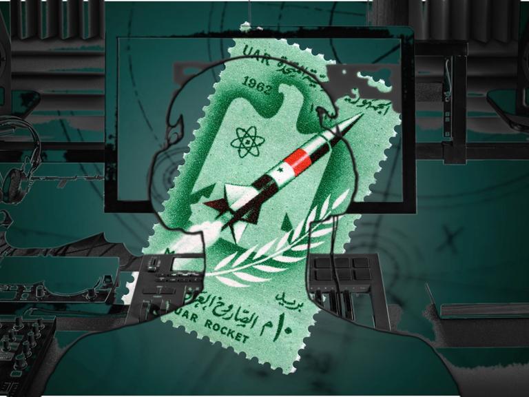 Collage: Ein Mensch in einem Tonstudio mit Computer, Mikrofon, Kopfhörern. Das Bild ist teilweise transparent. Darunter sieht man das "Die Experten"-Serienmotiv: Briefmarken auf grünem Grund mit Rakete darauf.