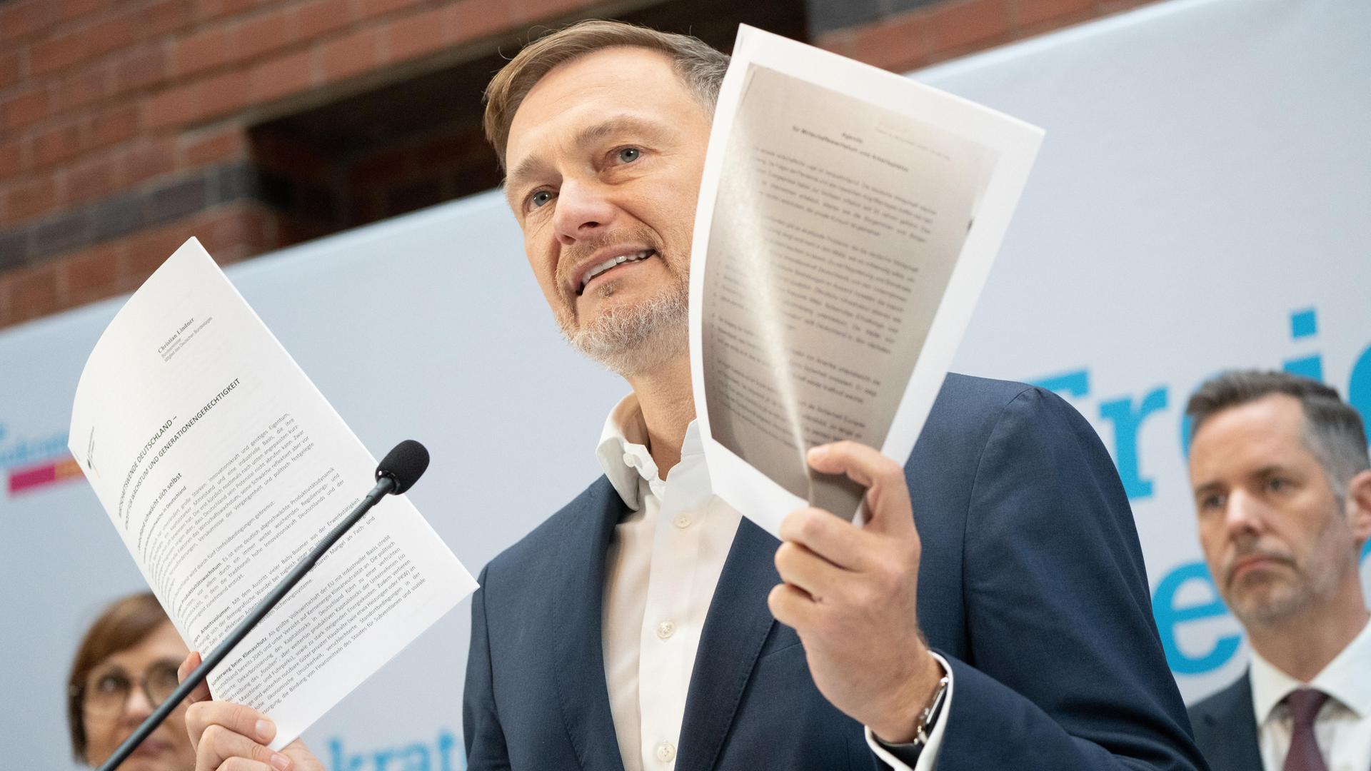 Am Tag nach dem Bruch der Ampel-Regierung: Der FDP-Parteivorsitzende Christian Lindner gibt ein Statement ab.