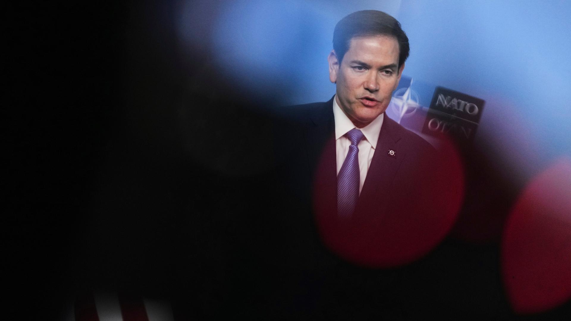 US-Außenminister Marco Rubio spricht in ein Mikrofon
