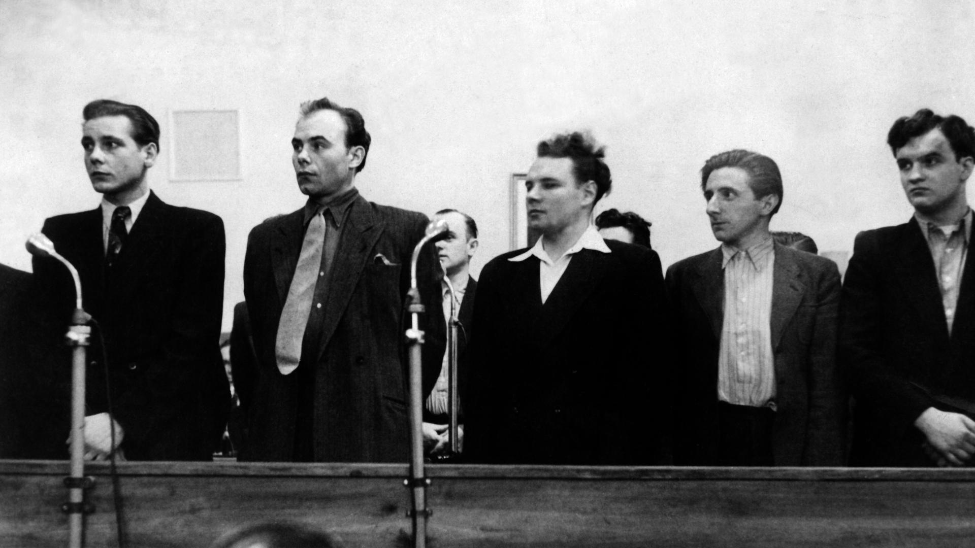 Am 23.03.1950 beginnt in Ostberlin der Prozess gegen die Gladow-Bande. Das Bild zeigt (l-r) die Angeklagten Dietrich Bohla, Kurt Gaebler, Werner Gladow, Wellnitz und Papke.