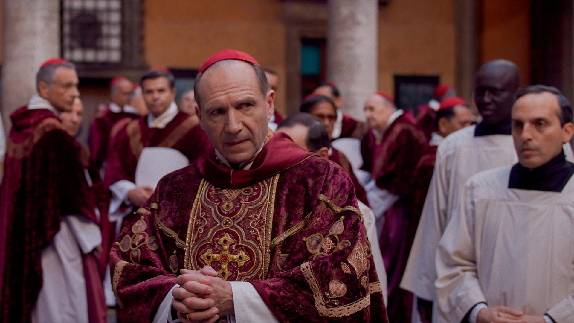 Kardinal Lawrence, gespielt von Ralph Fiennes, wird mit der Leitung eines der geheimnisvollsten und ältesten Ereignisse der Welt betraut: der Wahl eines neuen Papstes. Kardinal Lawrence, gespielt von Ralph Fiennes, wird mit der Leitung eines der geheimnisvollsten und ältesten Ereignisse der Welt betraut: der Wahl eines neuen Papstes.