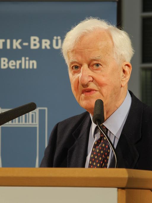 Richard von Weizäcker bei einem Empfang, er spricht in ein Mikrophon