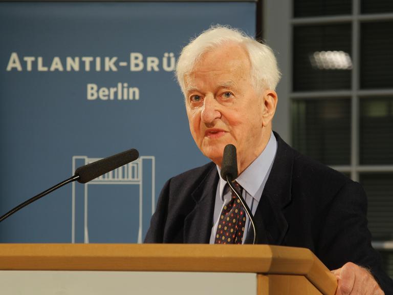 Richard von Weizäcker bei einem Empfang, er spricht in ein Mikrophon