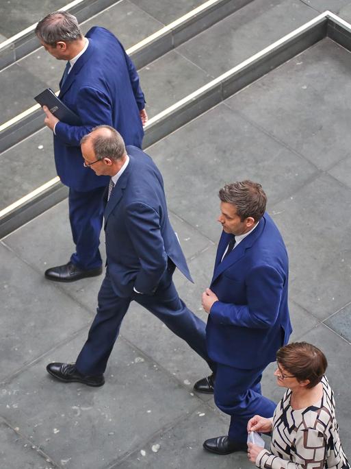 Markus Söder, Friedrich Merz, Lars Klingbeil, Saskia Esken gehen ihren Weg gemeinsam im Paul-Löbe-Haus.