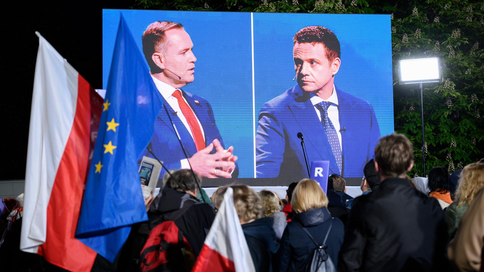 Rafal Trzaskowski (re) und der Nationalkonservativen Karol Nawrocki bei einer TV-Debatte, die live im Freien übertragen wird.
