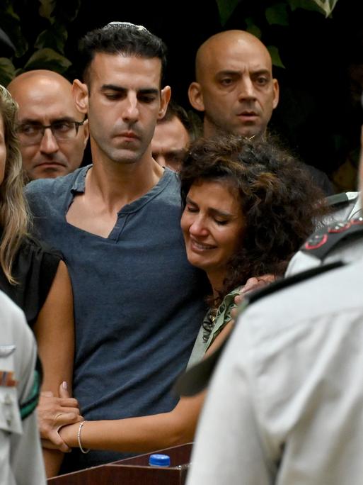 Familienangehörige trauern bei der Beerdigung von Oberst Roi Levy, dem Kommandeur der Eliteeinheit „Ghost“, auf einem Militärfriedhof in Jerusalem.