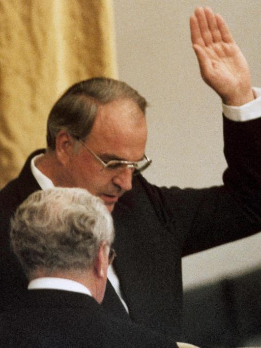 1. Oktober 1982: Der neue Bundeskanzler Helmut Kohl (CDU) leistet seinen Amtseid vor dem damaligen Bundestagspräsident Richard Stücklen