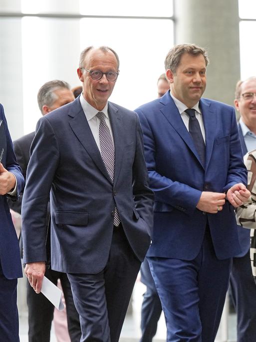 Von links nach rechts sind CSU-Vorsitzender Markus Söder, Unions-Kanzlerkandidat Friedrich Merz, SPD-Fraktions- und Bundesvorsitzender Lars Klingbeil und SPD-Bundesvorsitzende Saskia Esken zu sehen. Sie gehen gemeinsam zu einer Pressekonferenz.