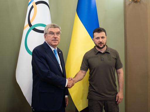 IOC-Präsident Thomas Bach trifft sich mit Ukraine-Präsident Volodymyr Zelenskyy.