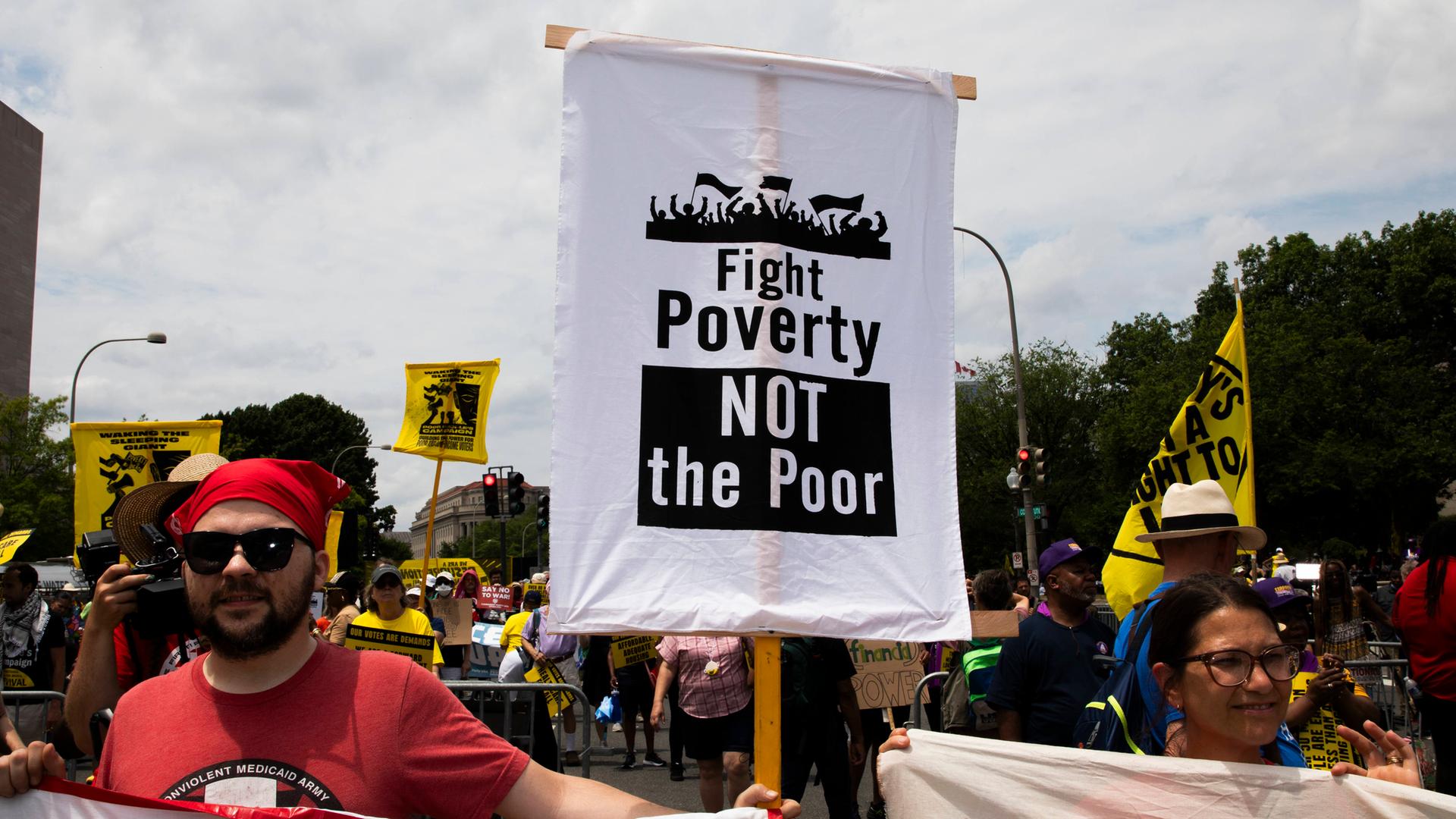 Menschen demonstrieren bei "The Poor People s Campaign" geggen Armut und Ungerechtigkeit