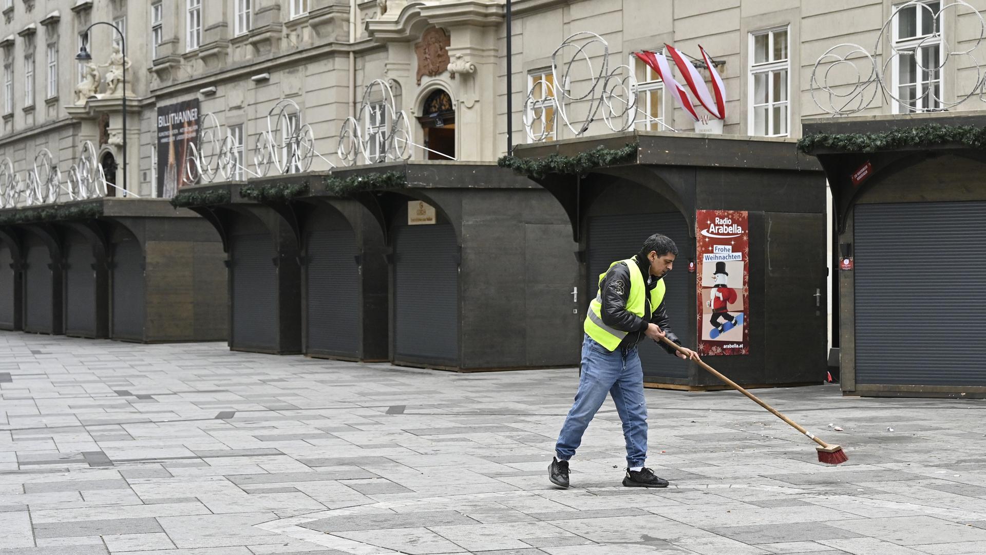 Ein Straßenfeger auf einem ansonsten leeren Platz in Wien. 