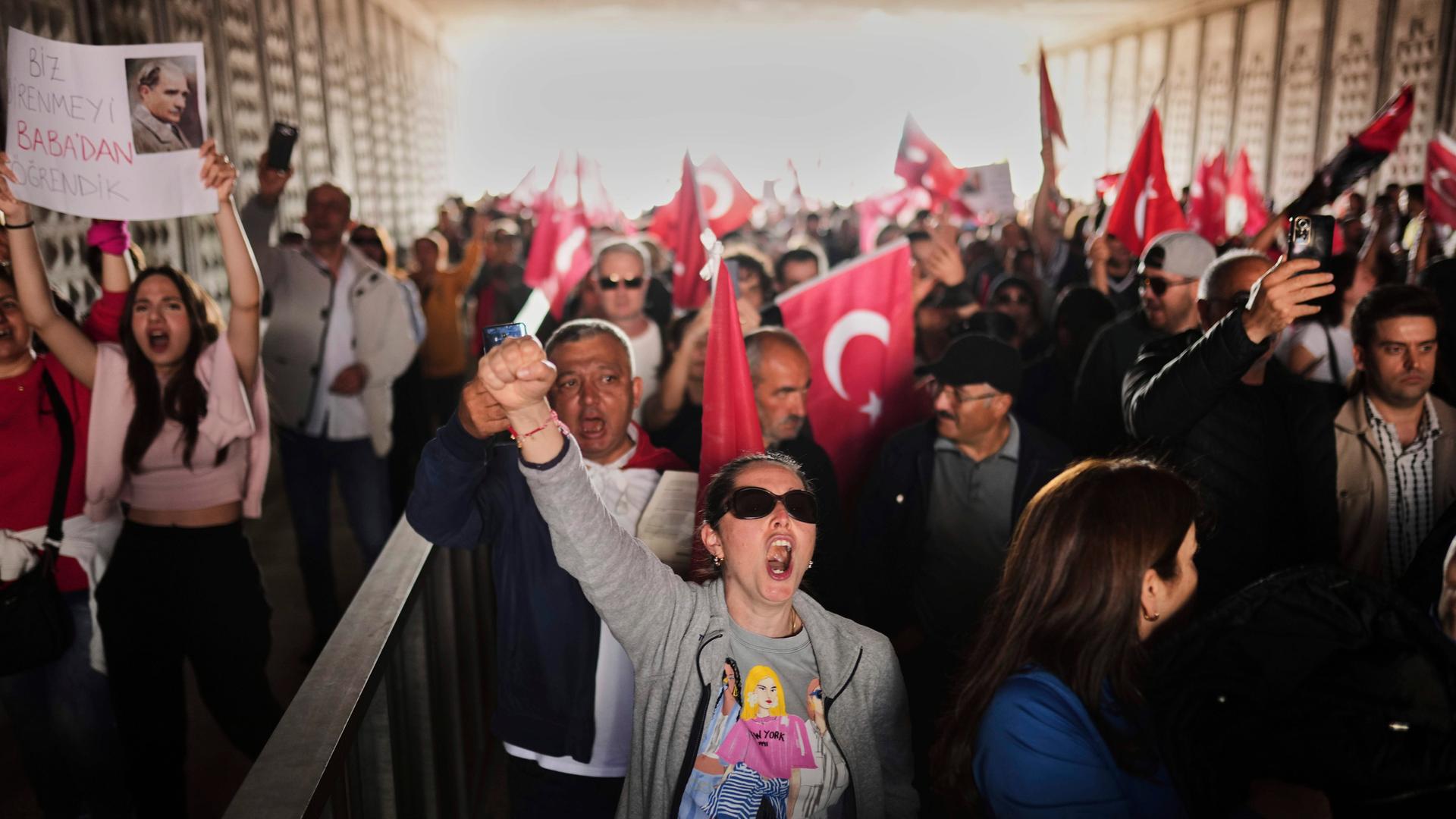 Demonstranten und Anhänger der CHP protestieren gegen die Verhaftung Ekrem İmamoğlu in Istanbul