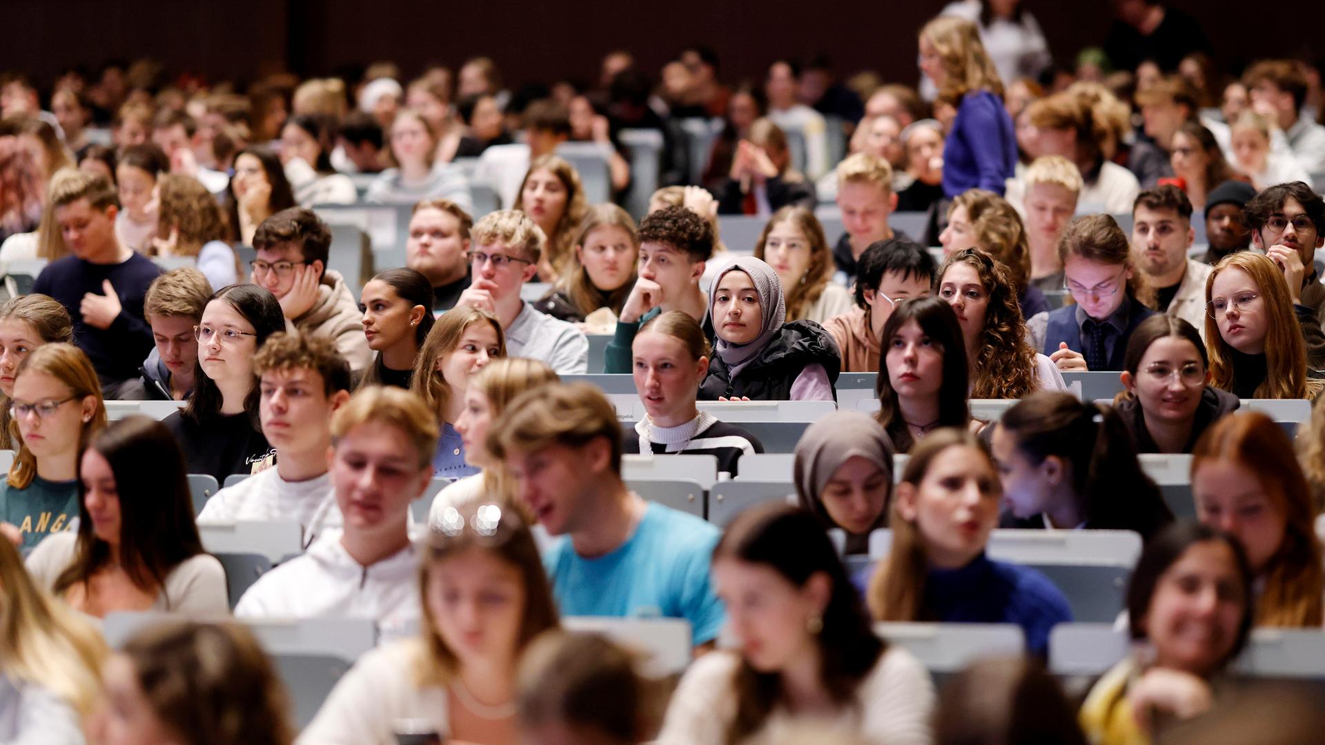 Studierende im grossen Hörsaal der Uni Köln. Studierende im grossen Hörsaal der Uni Köln.