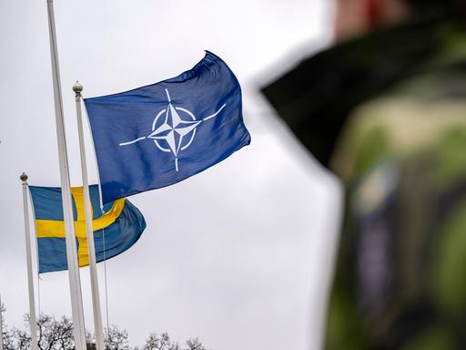 Eine schwedische Flagge neben einer NATO-Flagge.