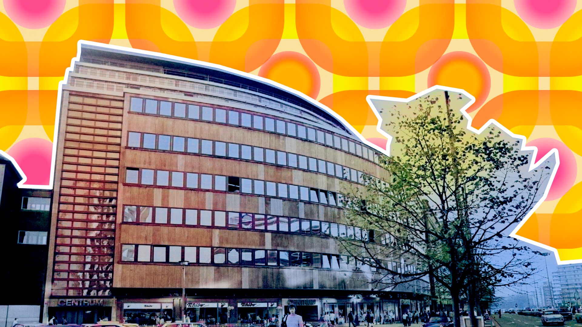 Das Centrum-Earenhaus in Chemnitz ist zu sehen. Sehr viele kleine Fenster reihen sich hier aneinander. Die Fassade ist schmutzig. Die Filiale ist ausgeschnitten und vor einen Hintergrund gelegt, der an eine Retro-Tapete aus den 70ern erinnert.