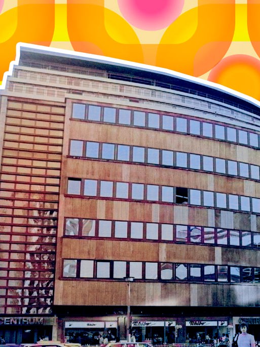 Das Centrum-Earenhaus in Chemnitz ist zu sehen. Sehr viele kleine Fenster reihen sich hier aneinander. Die Fassade ist schmutzig. Die Filiale ist ausgeschnitten und vor einen Hintergrund gelegt, der an eine Retro-Tapete aus den 70ern erinnert.