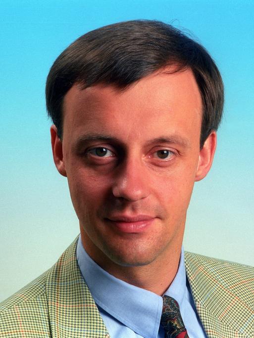 Wahlkampf-Foto von Friedrich Merz in jungen Jahren vor blauem Hintergrund