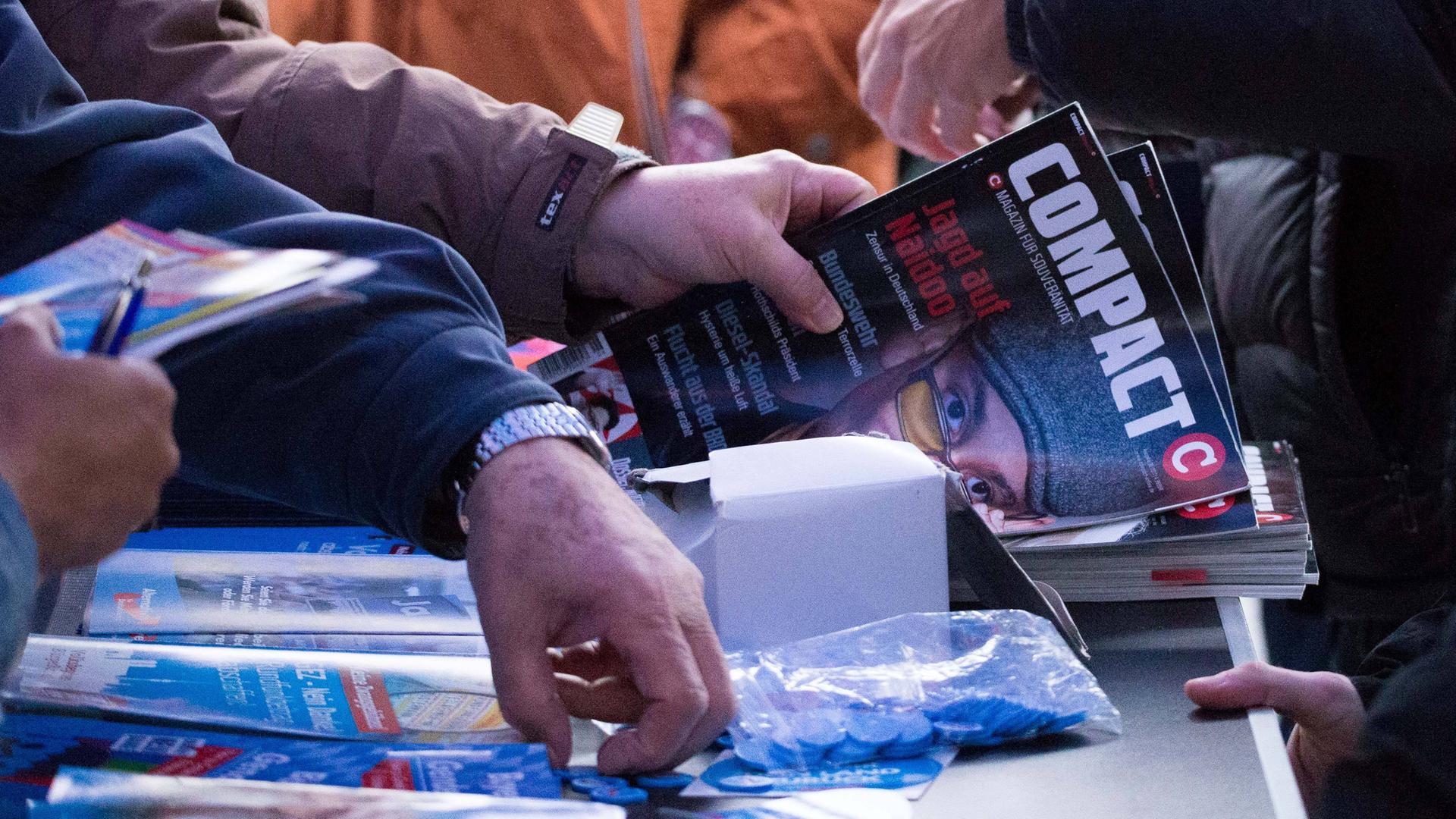 Verteilung von Compact-Magazinen bei einer AfD-Kundgebung am 19.09.2017 in München