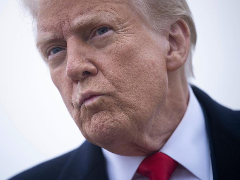 Extreme Nahaufnahme von Donald Trump mit geschürzten Lippen und angespanntem Ausdruck.