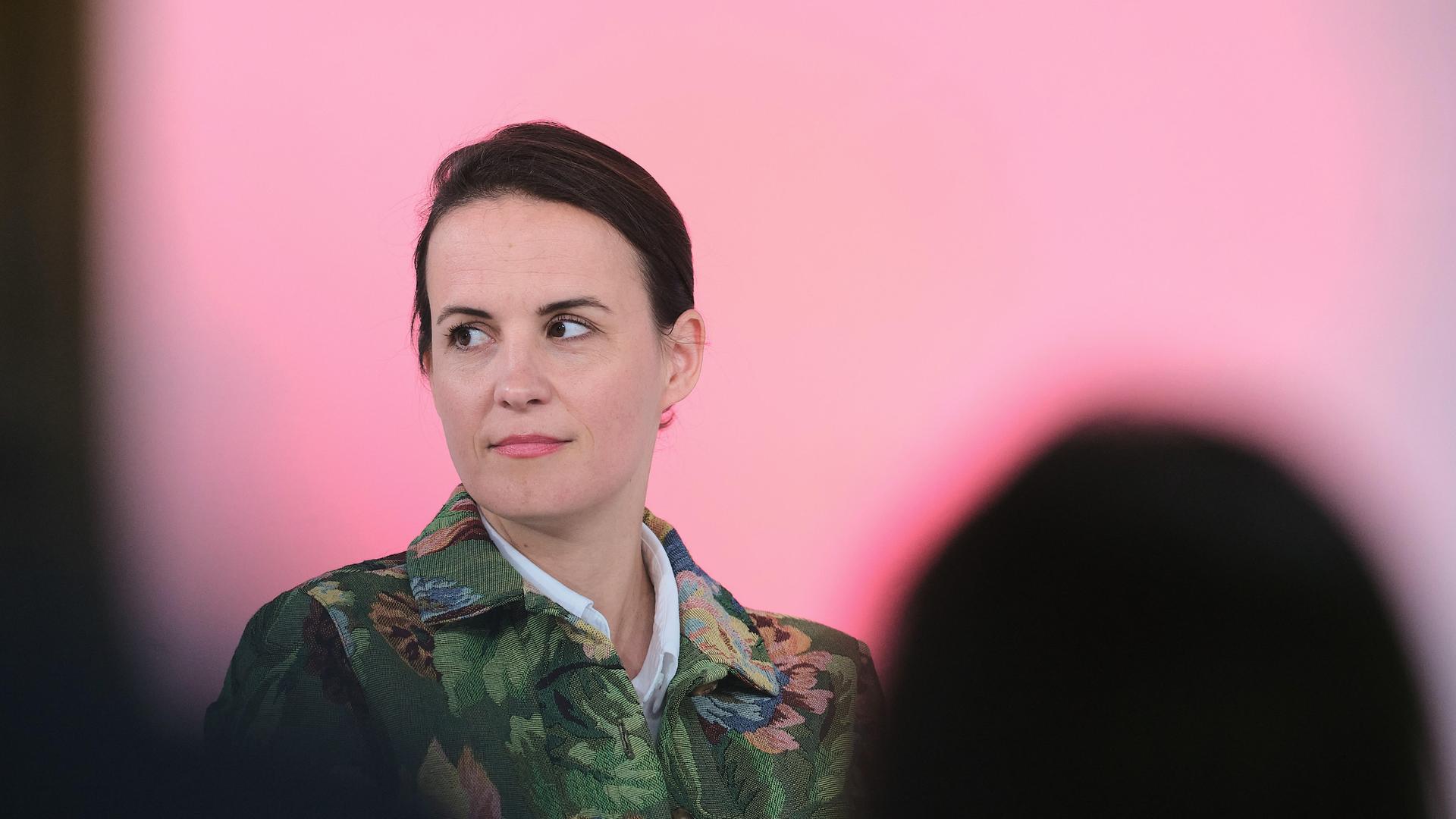 Eva Flecken, Direktorin der Medienanstalt Berlin-Brandenburg (mabb) und Vorsitz der Direktorenkonferenz der Landesmedienanstalten (DLM) und der Kommission fuer Zulassung und Aufsicht (ZAK), am 18.04.2024 zum Thema "Kuenstliche Intelligenz und Demokratie: Chancen und Risiken" bei den Mitteldeutschen Medientage in Leipzig. Die Medientage Mitteldeutschland haben zu einem zweitaegigen Branchentreffen eingeladen. Debatten gibt es zu Rundfunkreformen, KI und Fake News. Oeffentlich-rechtliche Sender wollen mit ihren Angeboten junges Publikum staerker erreichen. Die Medientage Mitteldeutschland finden zum fuenften Mal auf dem Gelaende der ehemaligen Leipziger Baumwollspinnerei statt.