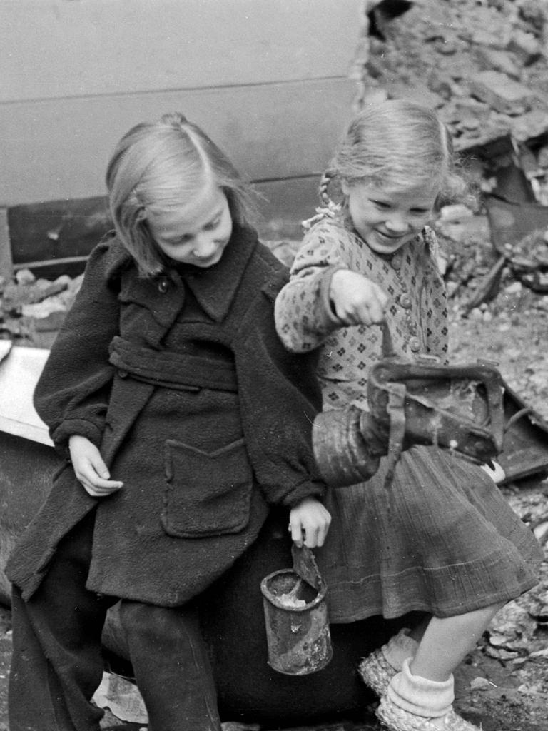 Kinder spielen in den Trümmern der zerbombten Innenstadt von Berlin, Deutschland 1947.