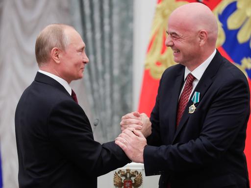 Putin und Infantino geben sich herzlich die Hände.