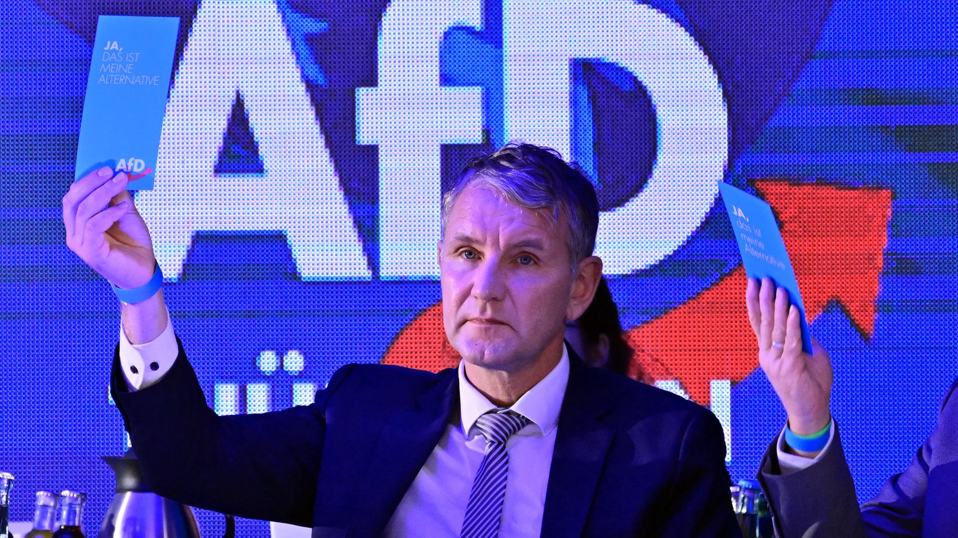 Björn Höcke, AfD-Landeschef, sitzt im Saal des Hotel Pfiffelburg während des Landesparteitags der AfD im Saal des Hotel Pfiffelburg.