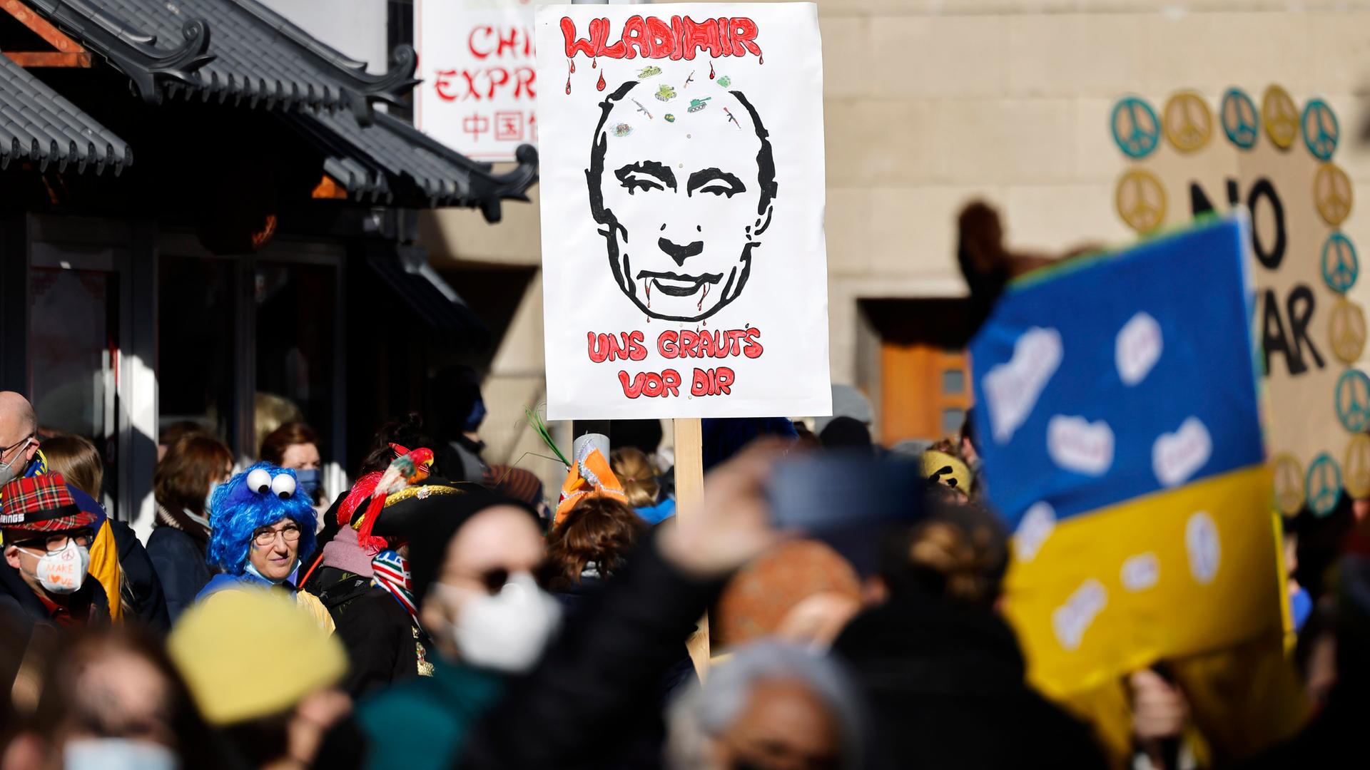 Aufnahme während einer Demonstration in Köln gegen den Krieg in der Ukraine. 