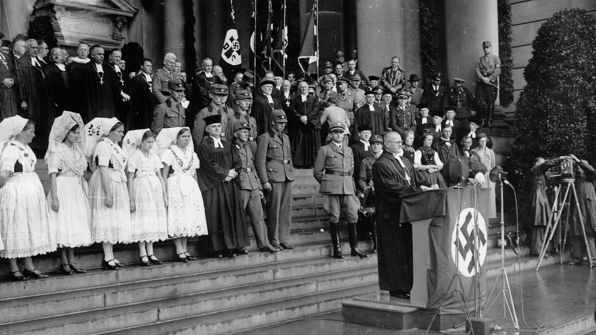 Johann Heinrich Ludwig Müller. Bischof der Evangelischen Kirche in Deutschland während der Zeit des Nationalsozialismus. Offizielle Antrittsrede auf den Stufen des Doms in Berlin im September 1934.