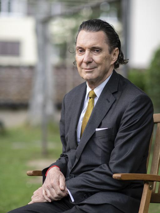 Schriftsteller Martin Suter posiert zum Filmdreh des Dokumentarfilms von Regisseur Andre Schaefer "Die Zeit, die Zeit" am Montag, 6. Juli 2020 Zuerich-Oerlikon. 