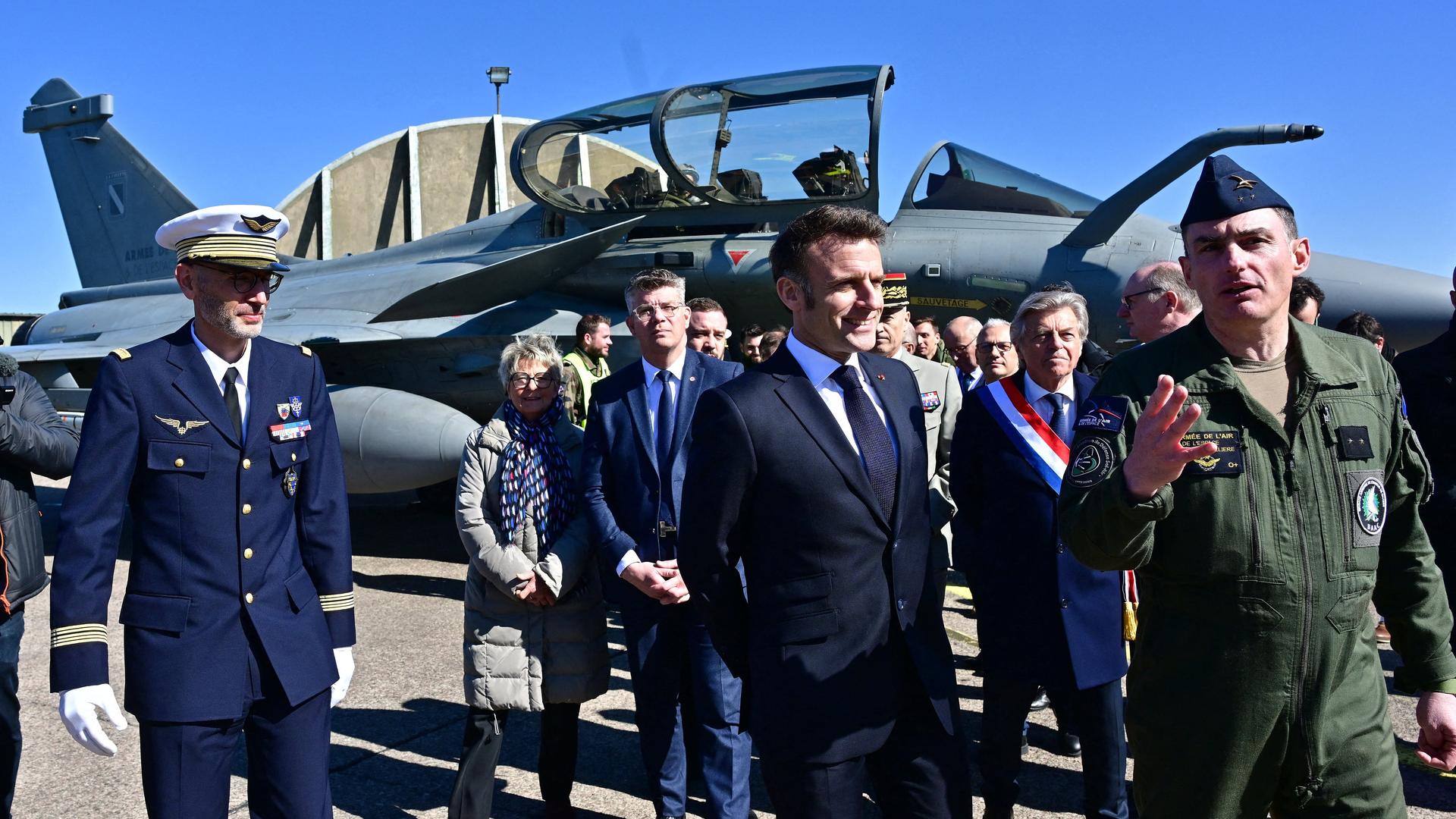 Der französische Präsident Emmanuel Macron beim Besuch des Luftwaffenstützpunkts 116 "Lieutenant-Colonel Papin" in Luxeuil-les-Bains (Haute-Saone). Der französische Präsident Emmanuel Macron beim Besuch des Luftwaffenstützpunkts 116 "Lieutenant-Colonel Papin" in Luxeuil-les-Bains (Haute-Saone).