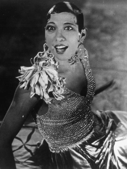 Ein undatiertes Foto zeigt die amerikaniche Sängerin und Revuetänzerin Josephine Baker