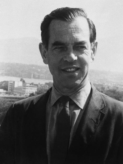 Historisches Schwarzweißfoto von Joseph Campbell. Er trägt einen Anzug und schaut nachdenklich zur Seite.