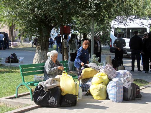 Flüchtlinge aus Berg-Karabach mit ihrem Hab und Gut nach einer mehrtägigen Busfahrt. Mehr als 100 000 Armenier sind nach der militärischen Niederlage gegen Erzfeind Aserbaidschan aus der Konfliktregion Berg-Karabach im Südkaukasus geflohen. (zu dpa-Korr: Â«Wir haben alles verloren - Flüchtlingsdrama in ArmenienÂ»)