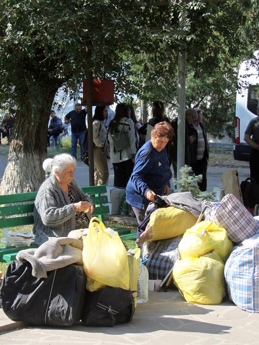 Flüchtlinge aus Berg-Karabach mit ihrem Hab und Gut nach einer mehrtägigen Busfahrt. Mehr als 100 000 Armenier sind nach der militärischen Niederlage gegen Erzfeind Aserbaidschan aus der Konfliktregion Berg-Karabach im Südkaukasus geflohen. (zu dpa-Korr: Â«Wir haben alles verloren - Flüchtlingsdrama in ArmenienÂ»)