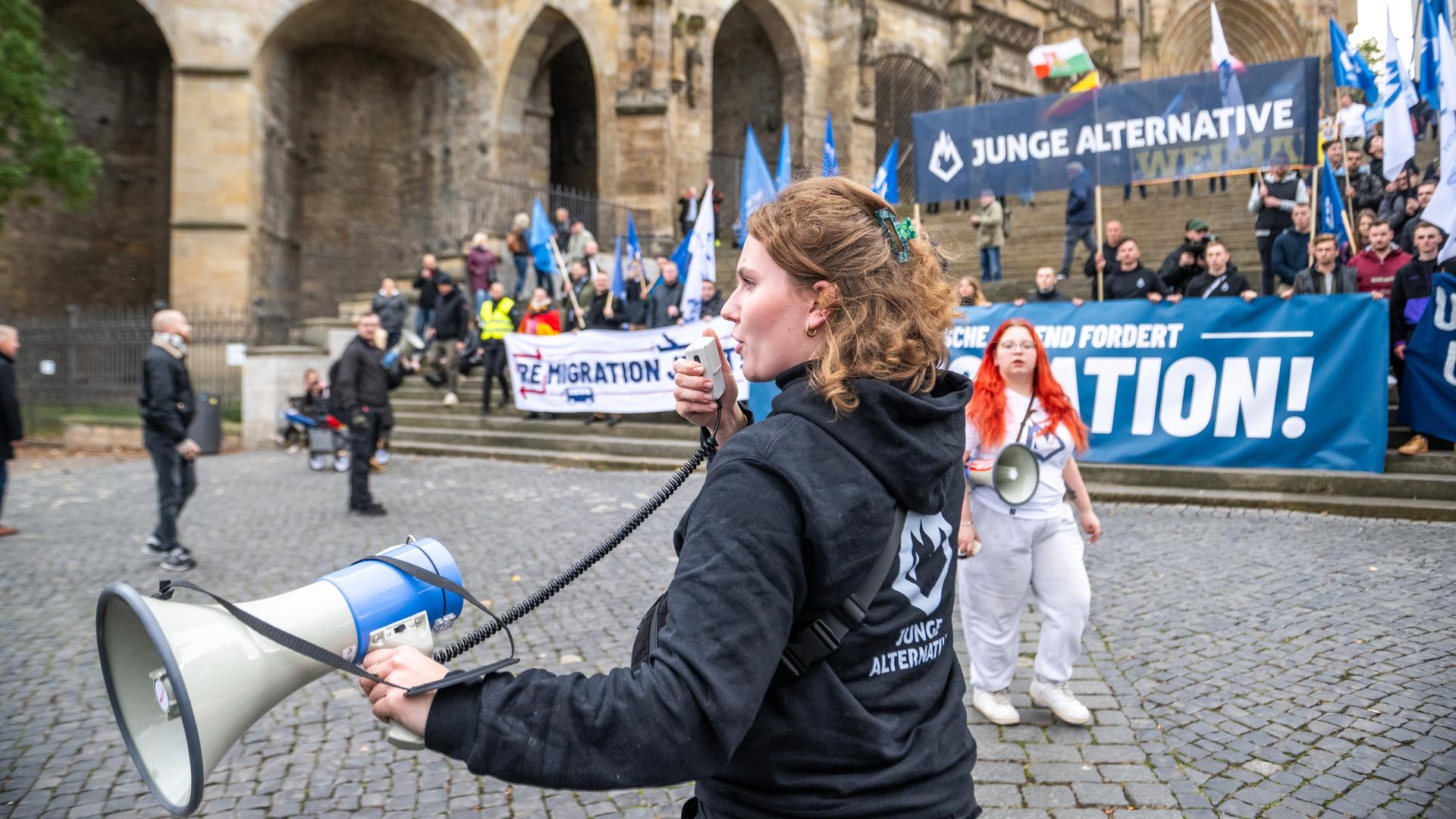 Die Junge Alternative posiert auf den Stufen des Erfurter Doms fuer ein Gruppenfoto waehrend der Demonstration der AfD unter dem Motto: Der Osten steht zusammen.