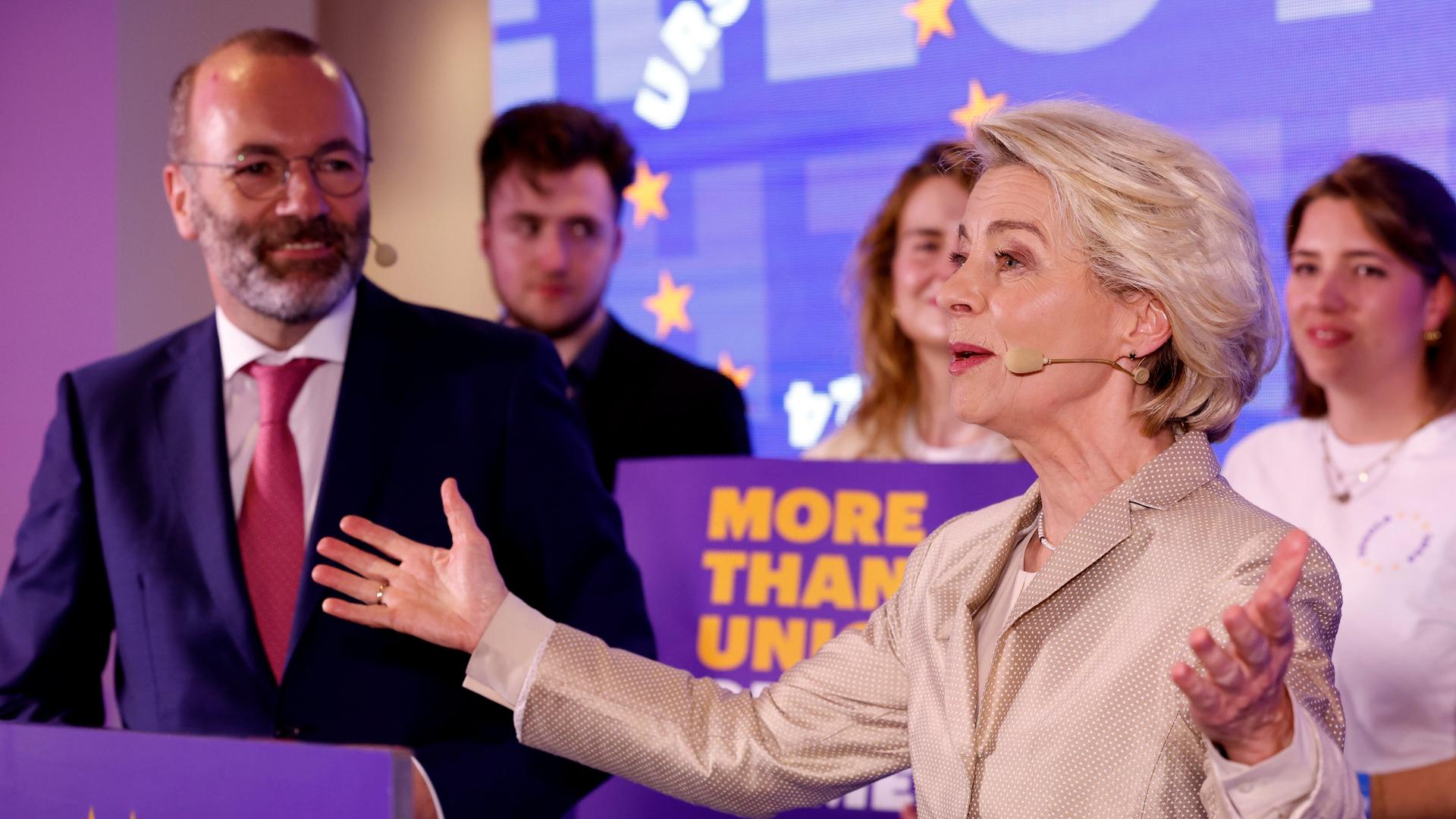 Belgien, Brüssel: Die Präsidentin der Europäischen Kommission Ursula von der Leyen (r) spricht neben EVP-Chef Manfred Weber während einer Veranstaltung in der Zentrale der Europäischen Volkspartei.