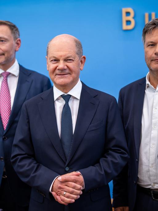 Bundeskanzler Olaf Scholz, Robert Habeck, Bundesminister für Wirtschaft und Klimaschutz, und Christian Lindner, Bundesminister der Finanzen, nehmen an einer Pressekonferenz zum Haushaltsplan 2025 teil. 