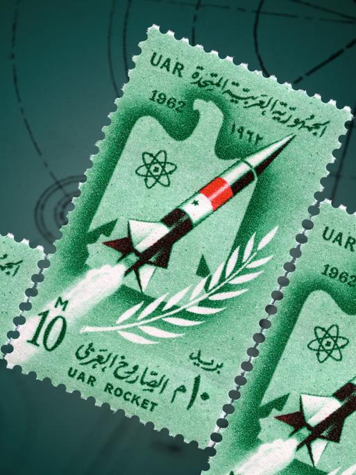 Briefmarken mit Raketen darauf vor grünem Grund