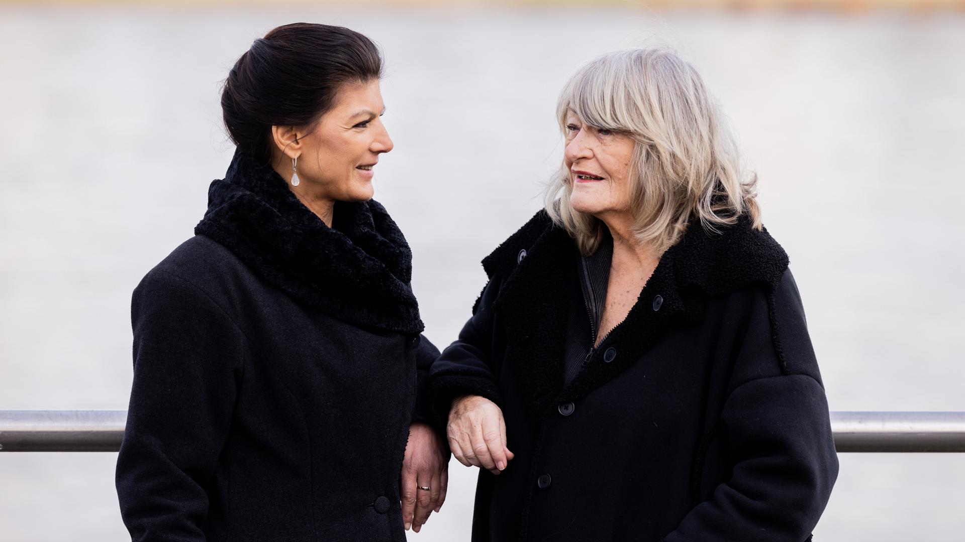 Sahra Wagenknecht (Die Linke, l.), Politikerin, und Alice Schwarzer, Frauenrechtlerin, stehen im Rheinauhafen am Rhein. Sie haben in einem gemeinsamen "Manifest für den Frieden" Bundeskanzler Scholz (SPD) aufgefordert, im Ukraine-Krieg auf Verhandlungen statt auf Waffenlieferungen zu setzen. 