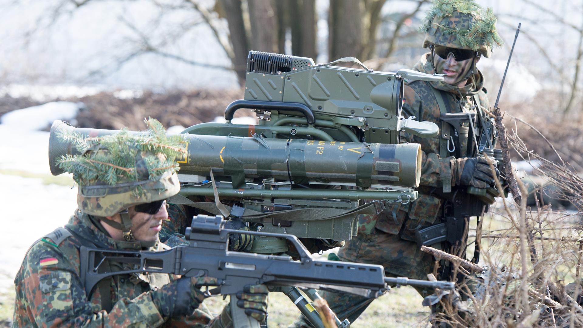 Soldaten des Panzergrenadierbataillons 371 zeigen am 10.03.2015 in Marienberg (Sachsen) einen Einsatztrupp mit einer Milan-Panzerabwehrrakete. 
