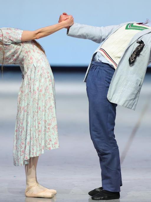 Alexandr Trusch als Hamlet und Anna Laudere als Ophelia tanzen während der Fotoprobe zur Premiere von John Neumeiers Ballett "Hamlet 21" in der Staatsoper in Hamburg.