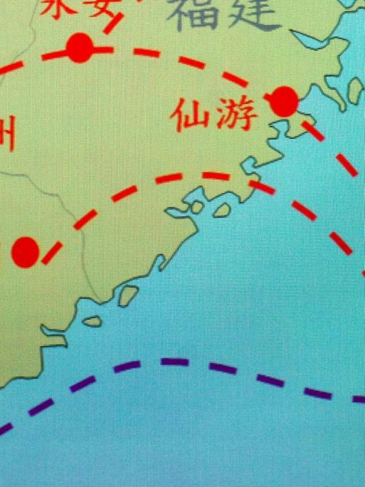 Der Kartenausschnitt zeigt einen Teil der Volksrepublik China und die Insel Taiwan. Die rot gestrichelten Linien sollen Raketen zeigen, die auf Taiwan gerichtet sind.