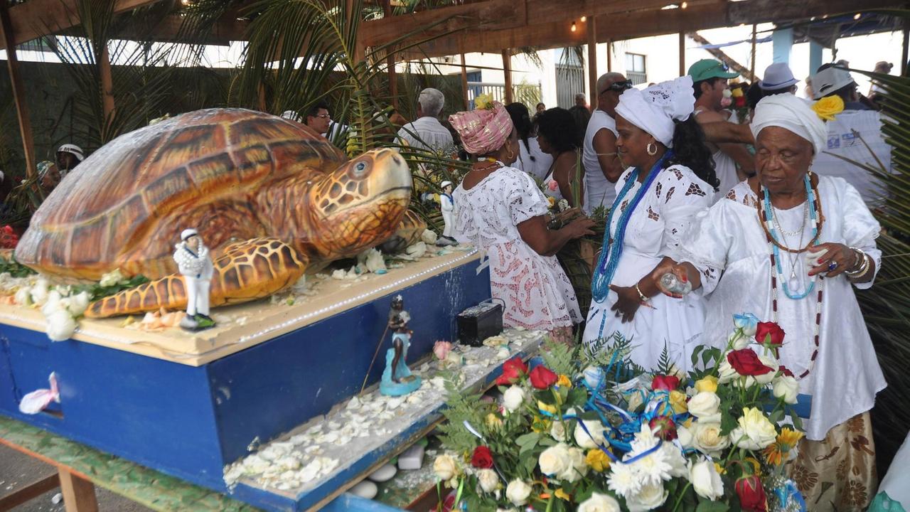 Anhänger verschiedener synkretistischer Religionen feiern das Fest zu Ehren der Göttin des Meeres in Salvador da Bahia, Brasilien Anhänger verschiedener synkretistischer Religionen feiern das Fest zu Ehren der Göttin des Meeres in Salvador da Bahia, Brasilien
