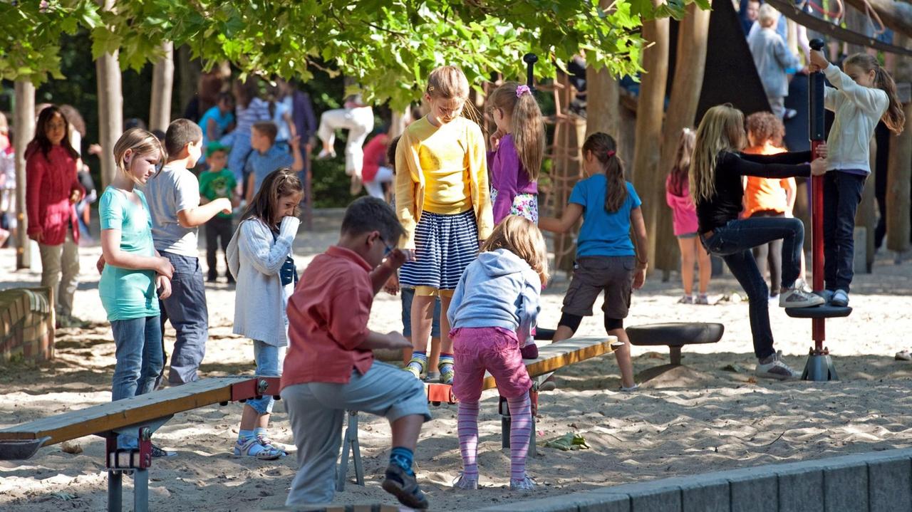 Schulkinder spielen in Berlin auf dem Schulhof der Paul-Klee-Grundschule. Schulkinder spielen in Berlin auf dem Schulhof der Paul-Klee-Grundschule.